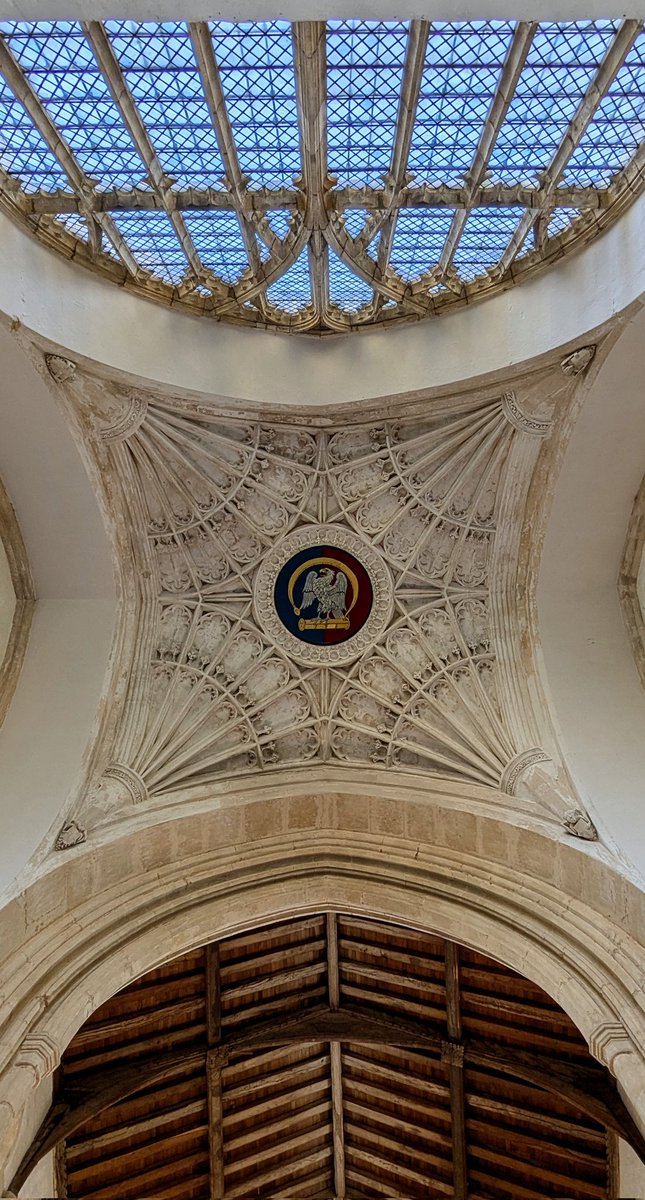 The stunning fan-vault of 1529 at St Mary and All Saints, Fotheringhay makes you yearn for what was lost but thankful that it remains to gaze up at.
#SundayStonework
#Alwayslookup