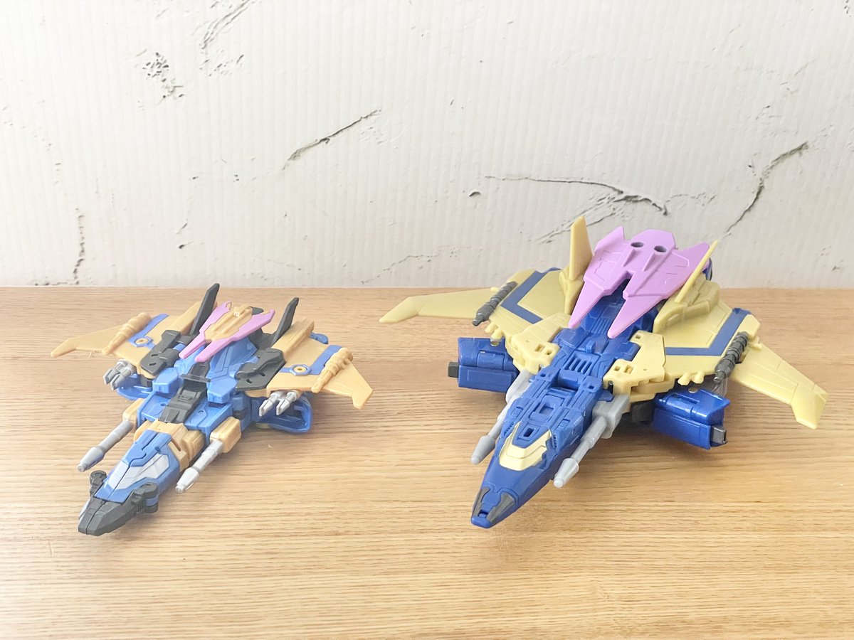 bumblebee200212's tweet image. スタジオシリーズのセンチネルがめちゃめちゃ良いんだけどデラックスもデラックスでとんでもなく出来がいい事を再認識出来た。なんなら変形はデラックスの方がトリッキーだし裏からの見た目もデラックスの方がロボットの面影なくて好き #トランスフォーマー
