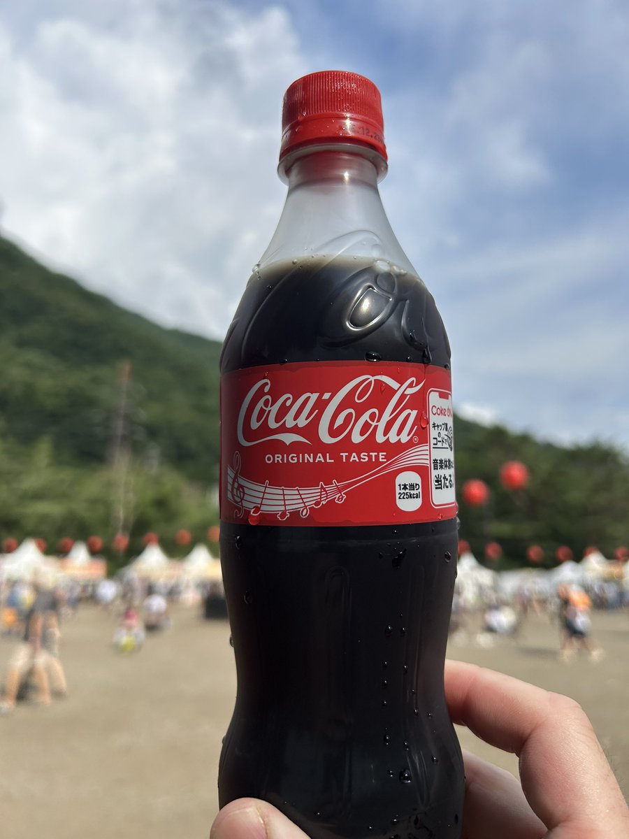 tohyamagrunge's tweet image. LITTLE SIMZを俺は楽しみにしてきたんだ
あとプリンスホテルのコカコーラはペットボトルでもとても冷たくて美味しいからわざわざここに買いに来るんだ #フジロック