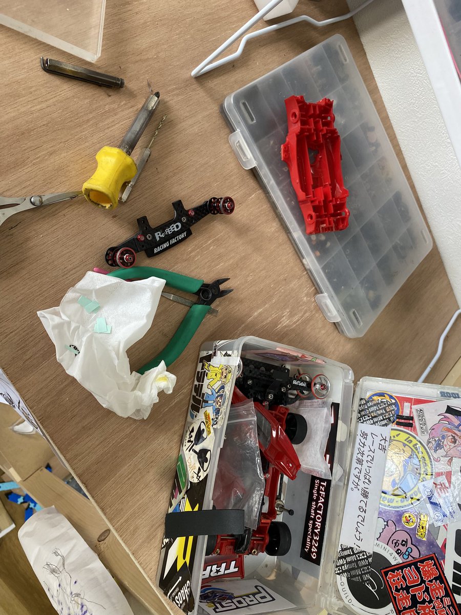MANGA7TARO's tweet image. 長いこと遊んだけど昨日無理矢理ネジ締め過ぎて割りました。
まぁ俺の使い方で全く壊れなかったんでこのシャーシは最高すね
来週までに載せ替えと貫通無し23.0タイヤ!!
