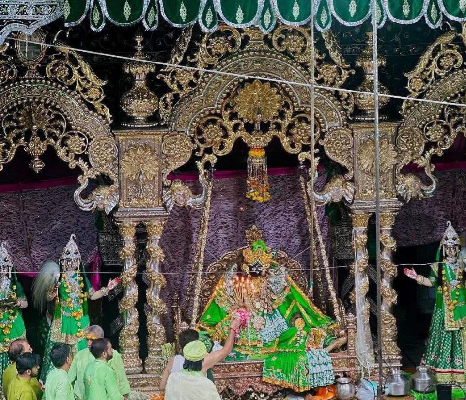 हरियाली तीज पर श्री बांकेबिहारी जी💐🙏
#Vrindavan