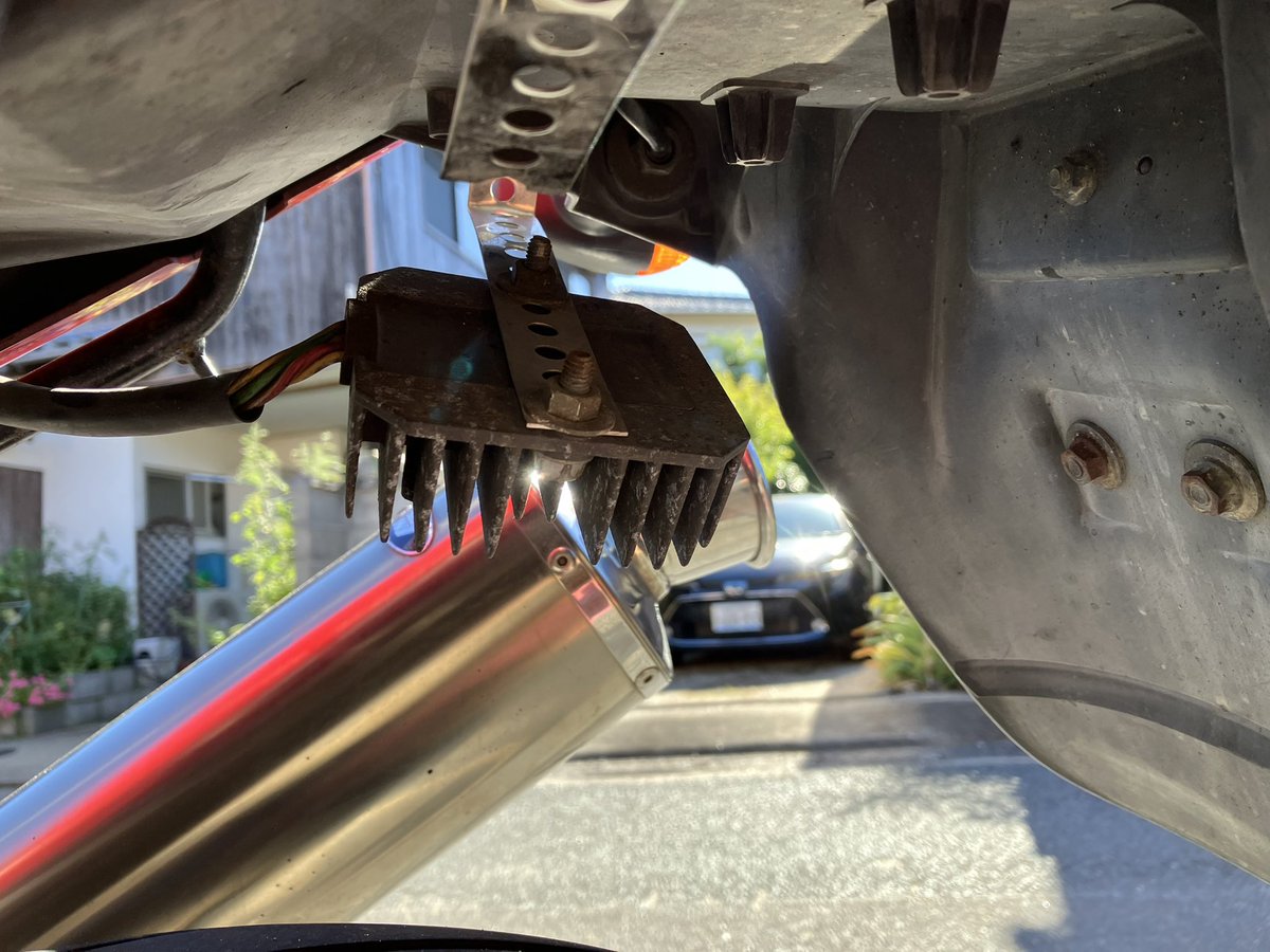 SV400S_'s tweet photo. ギャー😱
レギュレータが脱落しかけとる https://t.co/IB7O4GX7qw