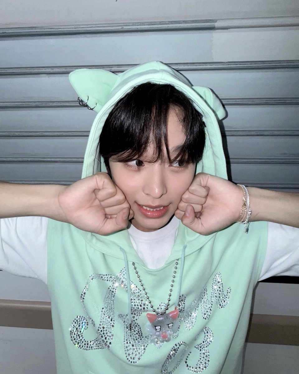 RI826KU's tweet image. 아 개좋음 리쿠 후드에 쿠리 피어싱있는거