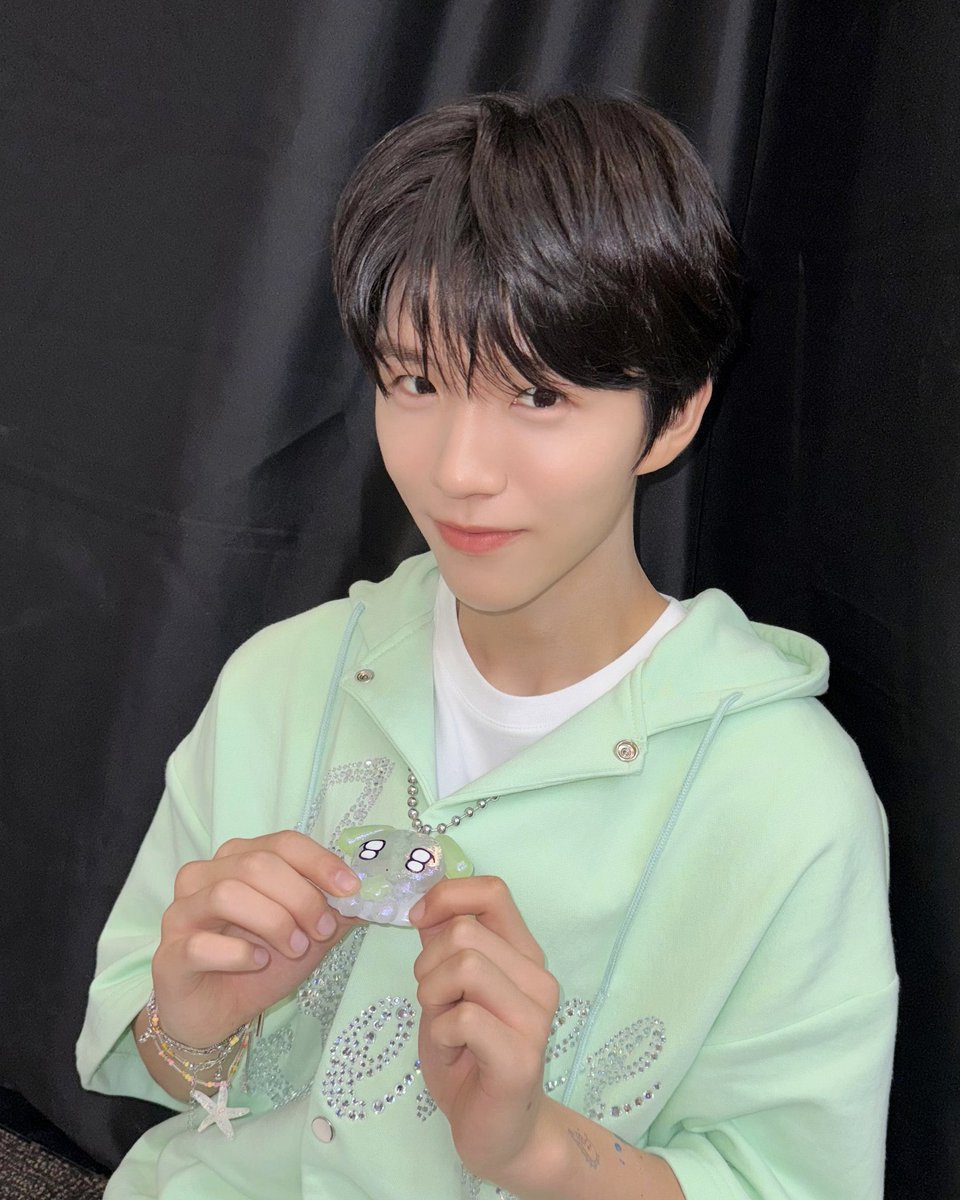 veryniceID_'s tweet image. 턱 영혼까지 끌어당겨서 어떻게든 올려보는거 존내웃기자 아