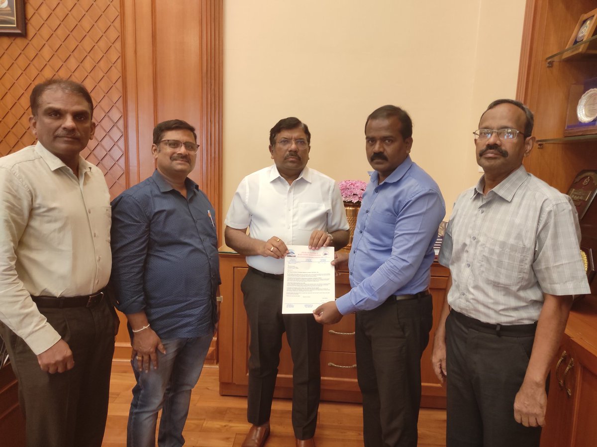 dayatiger197312's tweet image. Happy  
We thank
@CMOTamilnadu @Chief_Secy_TN
for acknowledging our request #NewRailwayLines construction DELAY in #TamilNadumet CS and handed over letter, Knowing the importance today CM of GoTN as approved the request letter to be sent to
@AshwiniVaishnaw on New Line projects