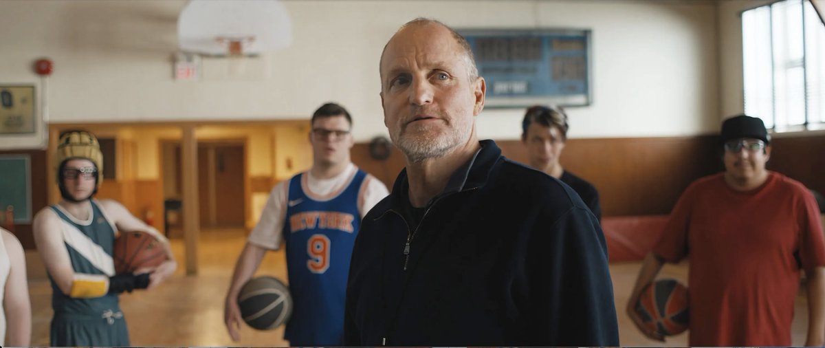 nobodysmith75's tweet image. Plus de vingt ans après Kingpin, Bobby Farrelly retrouve Woody Harrelson pour Champions. Histoire de coach connard entraînant une équipe de basket avec des déficiences intellectuelles, c’est cousu de fil blanc mais attachant en s’épargnant d’infantiliser ses personnages