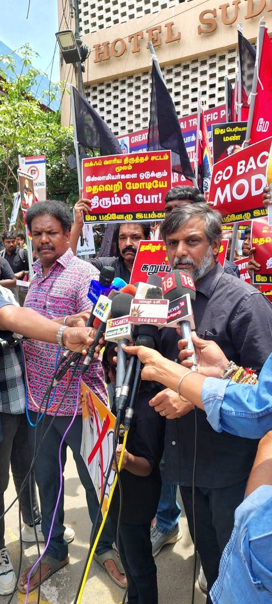 Peruvazhuthiyar's tweet image. தோழர் மிச்சர்மணி அவர்களுடைய பார்வைக்கு..
ஒரு இயக்க அரசியல் என்றால் என்னவென்று தோழர் @thiruja2009 காந்தி அவர்களிடம் தோழர்.மிச்சர்மணி அவர்கள் கற்றுக் கொள்ள வேண்டும்.
எந்த கட்சி ஆட்சியில் இருந்தாலும் எதிர் நிலையில் இன்று கேள்வி கேட்பதுதான் பெரியாரியம்.
ஆனால் அதிமுக ஆட்சியில்…