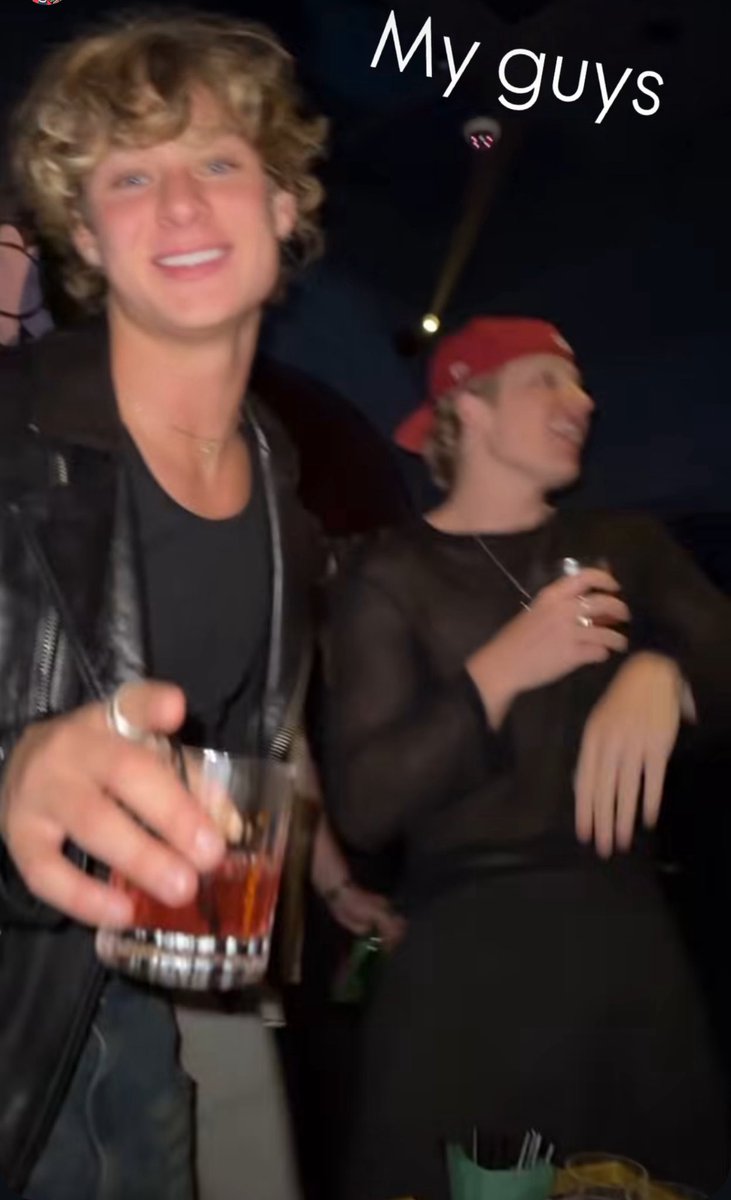 bradleylvr's tweet image. they actually kill me how they already at the clerb 😭😭