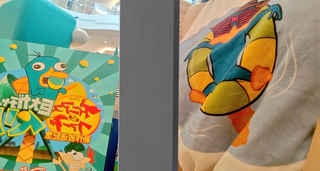 昨日の #ガチャノハシペリー 
銀のカプセルでした✌️✌️
中はキラキラシール✨
あとクリアファイルをペリーのお手々からからもらいました🥰

レイクタウンのディズニーストアはペリー売り切れたそうで…
私は1週間前にお迎えしたペリー連れて行き、間違えて２着買ってしまったTシャツを着ていきました