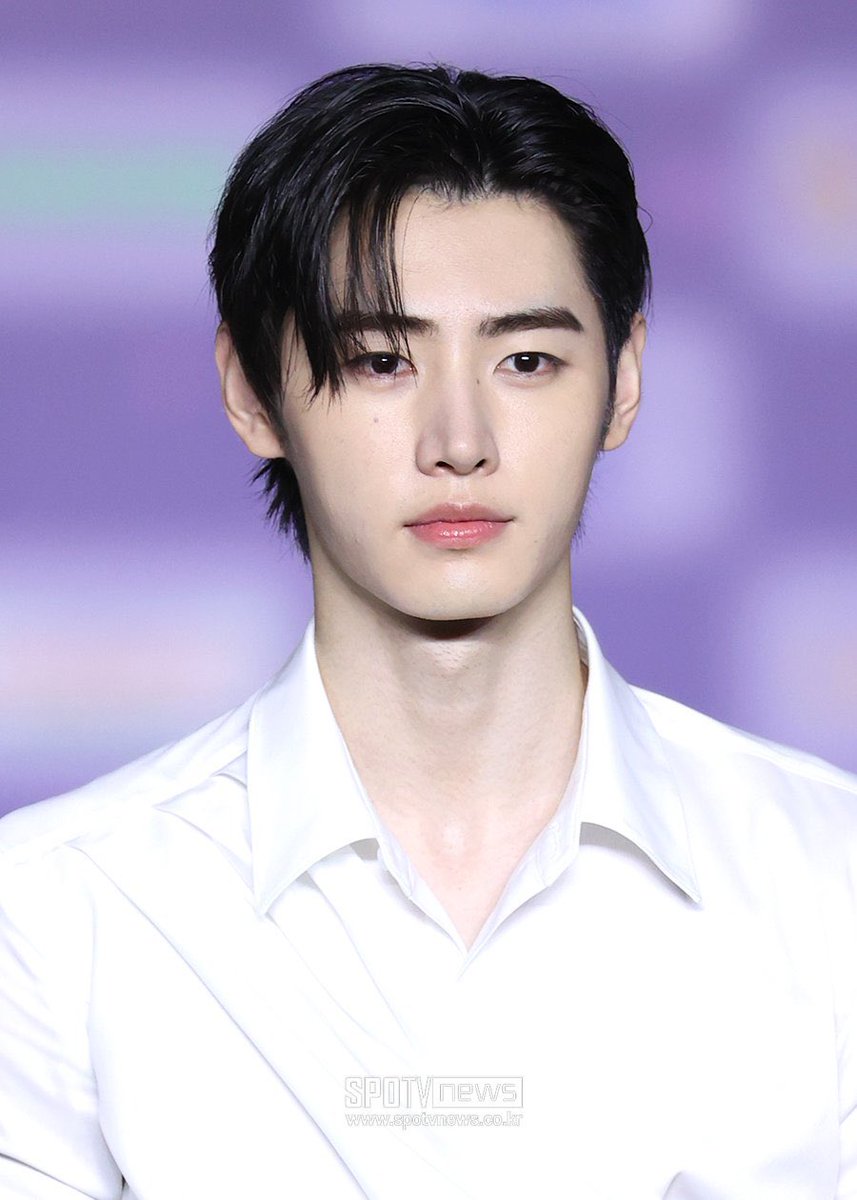 hooncotta's tweet image. 오늘 왤케 잘생김.... 주사위 다 뿌셨네