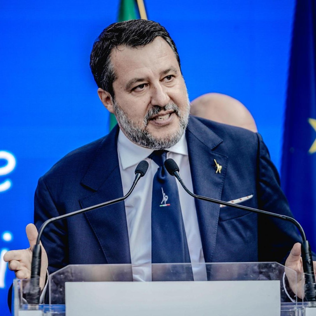leo_cecchi91's tweet image. Ora vi dico com’è che la Lega e la destra ottengono voti prendendo per il naso la gente. 

 A Roma Gualtieri ha fatti rimuovere i cartelloni della Lega &quot;Ti occupano casa? La sgomberiamo in 24 ore: grazie Lega!&quot; e ha fatto non bene, ma benissimo.

Ma in realtà va spiegato che…