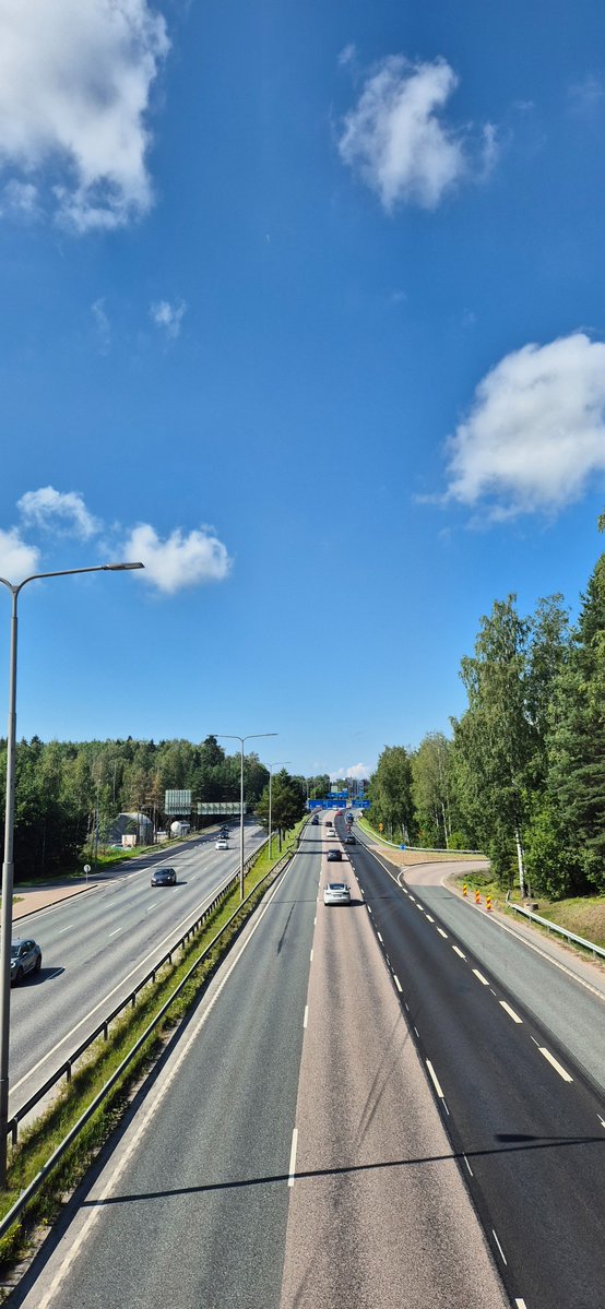 smlmkl's tweet image. On kyllä rauhallista ajoa ku oikein kukaan ei koe ohittamisen tarvetta. 99% ajaa keskikaistaa tasasella nopeudella. Ihan ku ei olis Suomea ollenkaan.