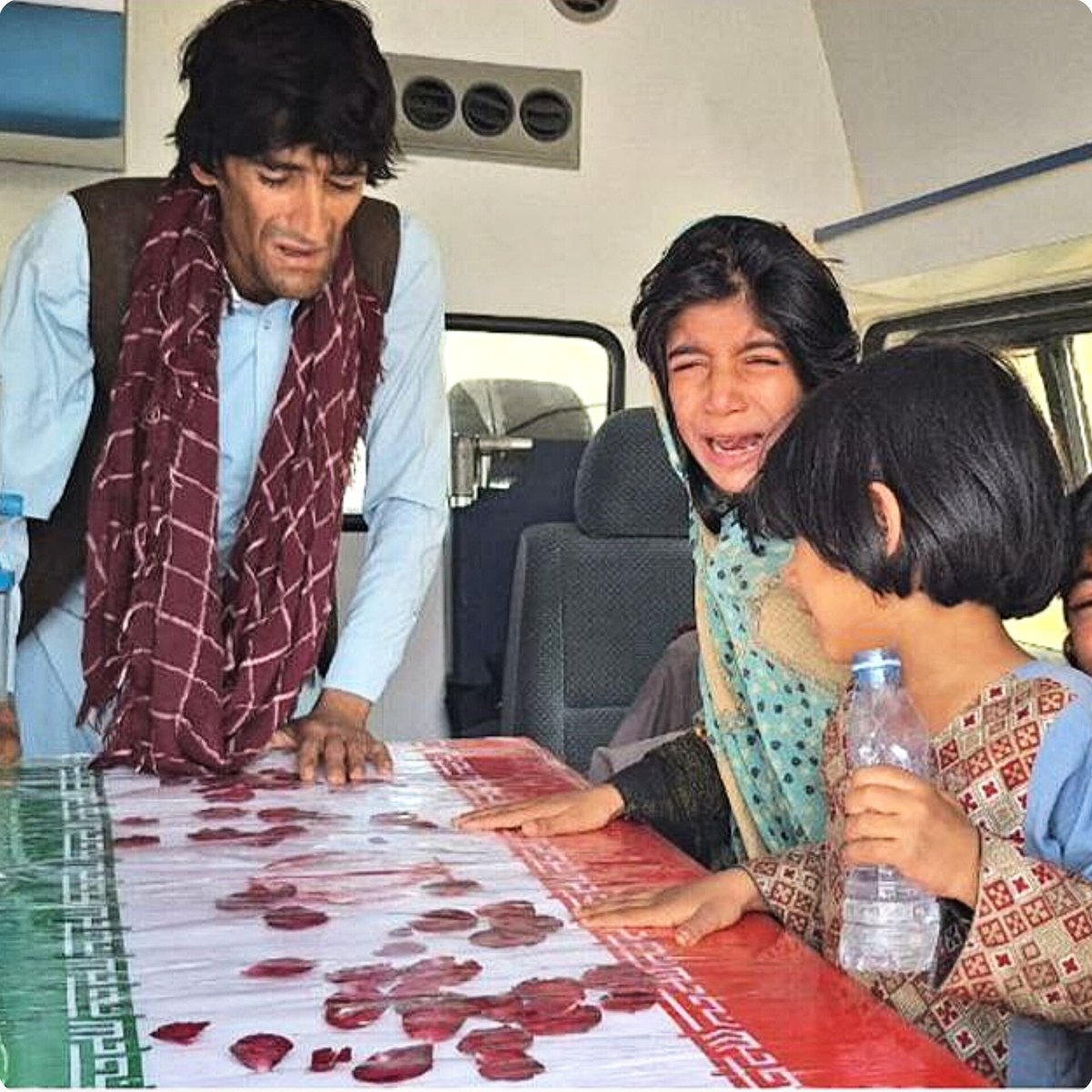 ولی حق این دخترکان بلوچ نبود که اینقد زود بی مادر بشن...

 پیکر شهیده "گلستون حسین بر"