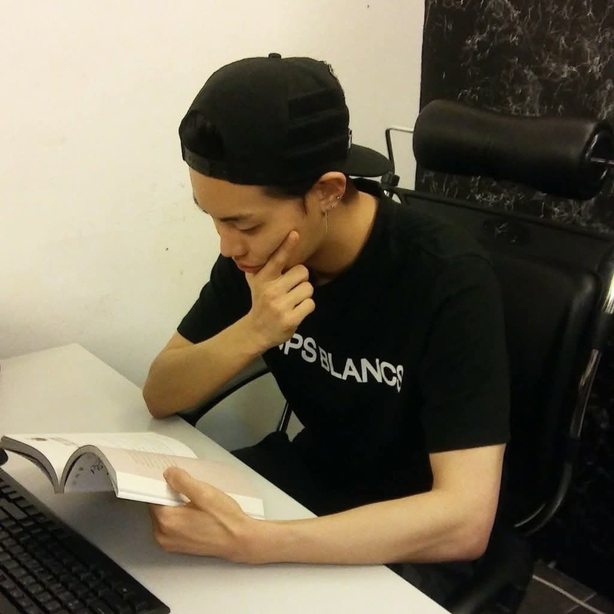 polarloversclub's tweet photo. 검은 반팔 입은 최준혁 보면 최종 여자 됨
근데 거기에 피어싱까지 ㅎㅎ https://t.co/vrNQpsuSwV
