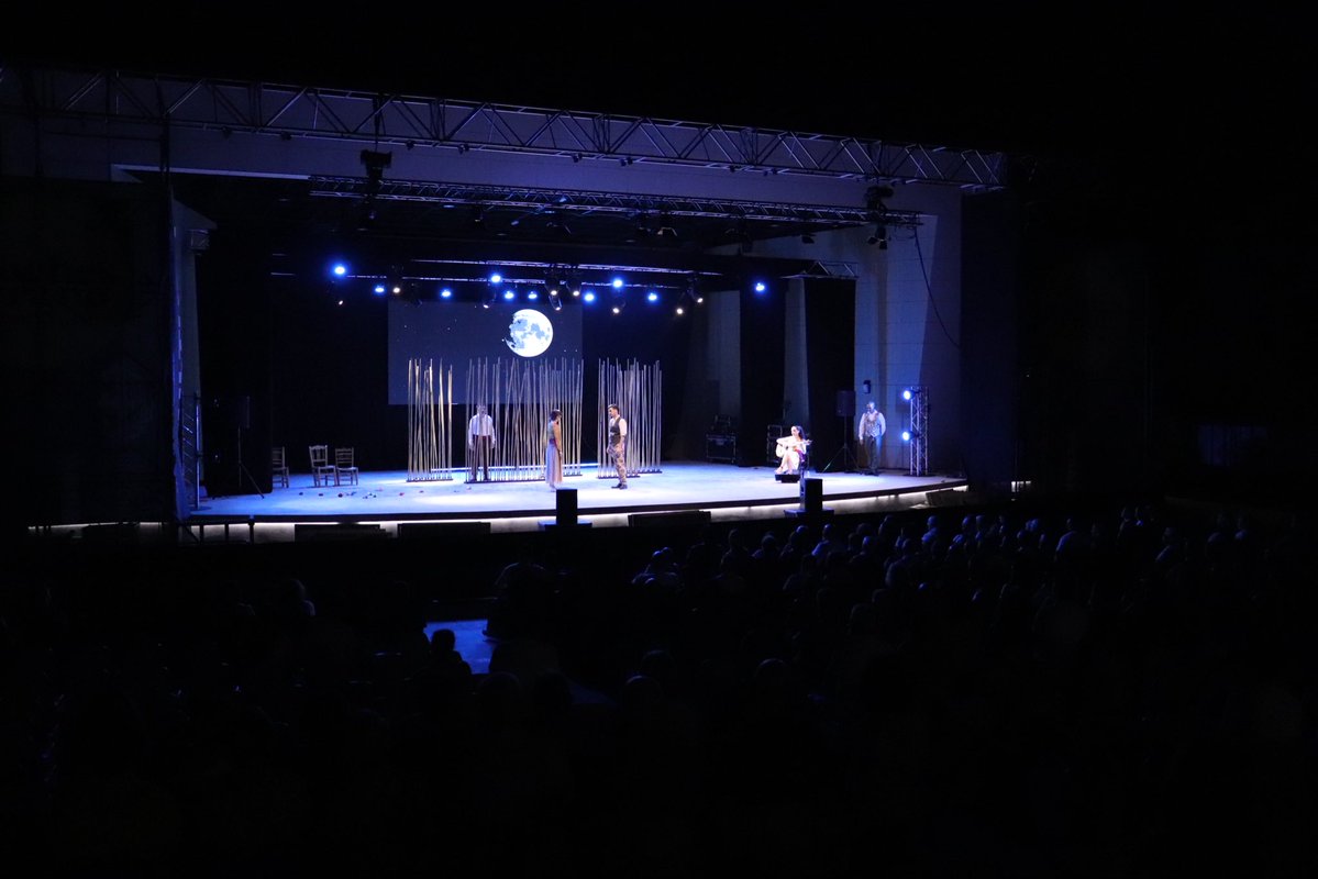 ▶️ El público del Auditorio Municipal ha disfrutado de un espectáculo diferente, donde la improvisación, la poesía y la música en directo se han unido para rendir homenaje al universo creativo de Lorca.

#RincónDeLaVictoria #Cultura #Comedia #HumorEnVerano #LaTeateraImpro