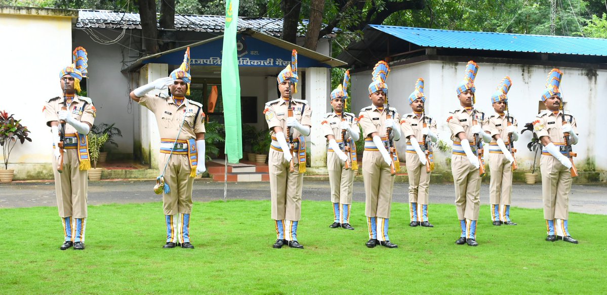 आज 111 बटालियन सीआरपीएफ में शहीद दिवस को शहीदों को कमांडेंट महोदय और वरिष्ठ अधिकारियों ने पुष्पांजलि अर्पित की और भावभीनी श्रद्धांजलि दी।🙏🏻🙏🏻🙏🏻