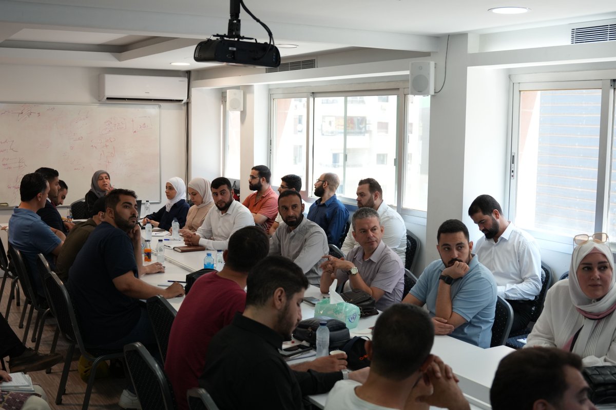 لقطات من اليوم الأول من برنامج "شهادة التخصص في السياسة السورية" الذي ينعقد في مدينة دمشق  على مدار خمسة أيام متواصلة، بشراكة منصة الشرق أكاديميا مع مركز عمران للدراسات الاستراتيجية، ومركز مقاربات للتنمية السياسية.

ركزنا في اليوم الأول على دراسة التعددية في بنية المجتمع السوري