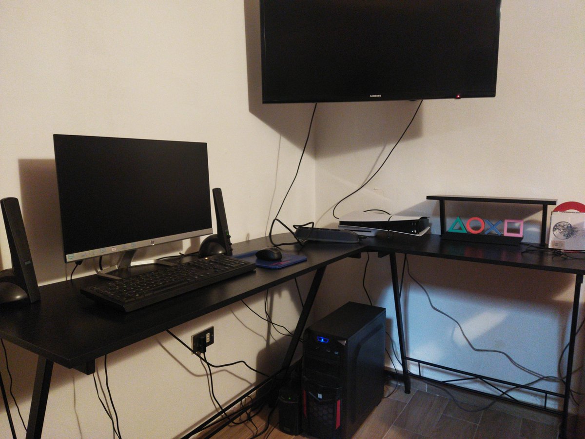 Semirofly's tweet image. New postation!🎮
The right side of it will be completely dedicated to my Wacom to draw.✏️