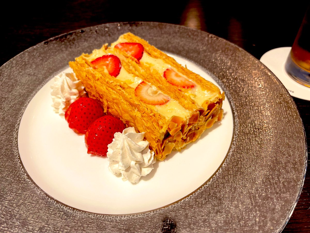 rararagi's tweet image. THE GRAND GINZAで苺のミルフィーユを食べた！今は亡き銀座マキシムの看板スイーツ、暴力的な美味さ……