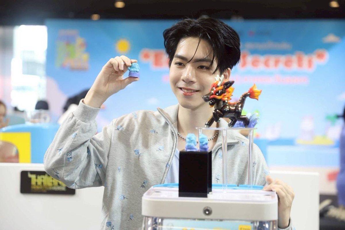 Hello98_th's tweet image. “เจเจ รัชพล” หลงเสน่ห์อาร์ตทอยไทย ในงาน Thai Art Toy Fest : สยามเด็กเล่น Siam Center ตอน “Eastern Secrets : ตามหา (ความลับ) ภาคตะวันออก” 26-27 กรกฎาคม 2568 ณ Atrium 2 ชั้น G Siam Center

🔗facebook.com/share/p/1QbC6W…

#thaiarttoyfest  #jj_rcp