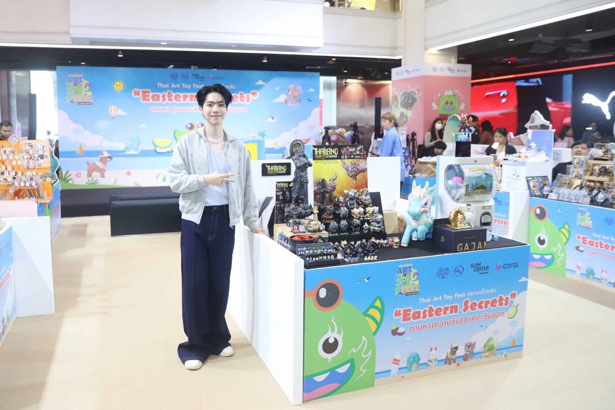 Hello98_th's tweet image. “เจเจ รัชพล” หลงเสน่ห์อาร์ตทอยไทย ในงาน Thai Art Toy Fest : สยามเด็กเล่น Siam Center ตอน “Eastern Secrets : ตามหา (ความลับ) ภาคตะวันออก” 26-27 กรกฎาคม 2568 ณ Atrium 2 ชั้น G Siam Center

🔗facebook.com/share/p/1QbC6W…

#thaiarttoyfest  #jj_rcp