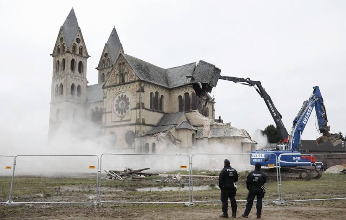 wakenminds's tweet image. This should be illegal