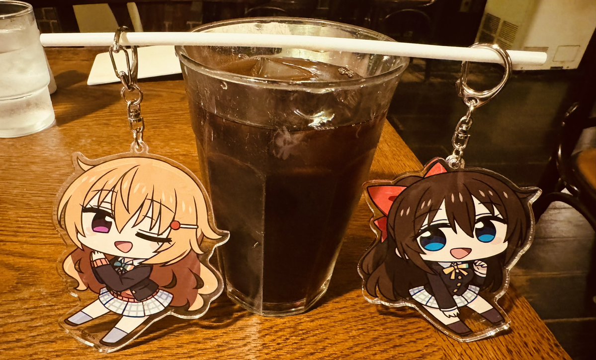 Shiroimaru4869's tweet image. アクキーが立たないならストローを活用すればいいじゃない（オタクアントワネット）