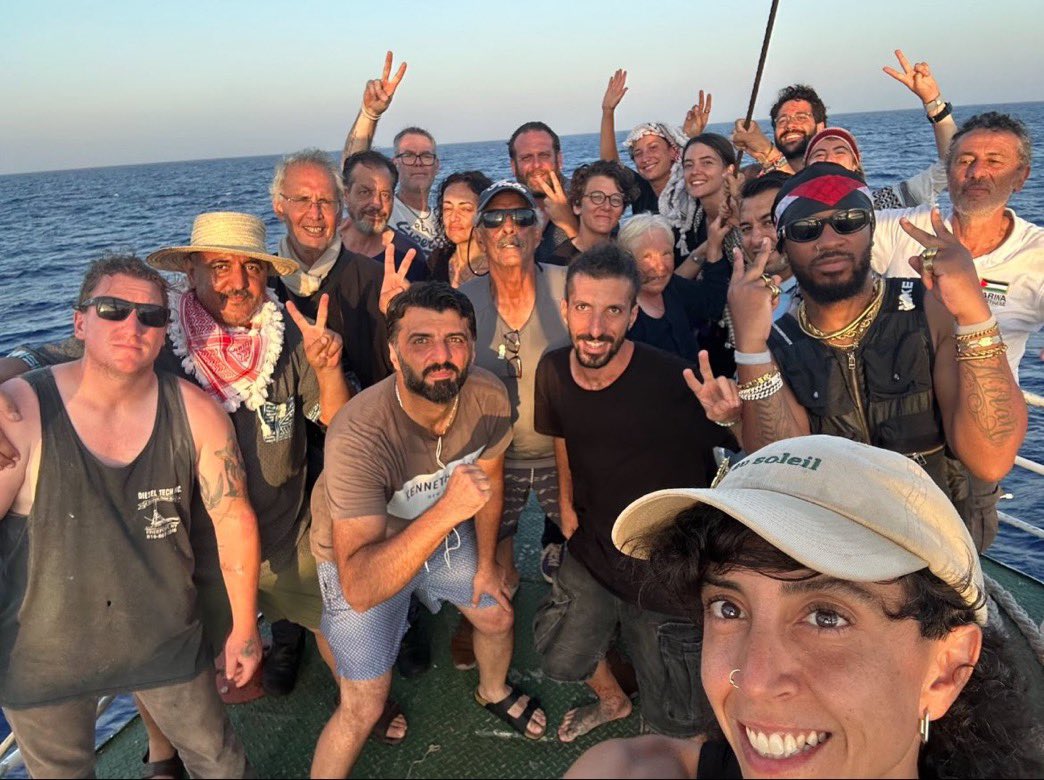 — Alors, ces vacances ? 
— Super, avec une bande de potes, on a fait une croisière en Méditerranée. C’était hyper bien organisé. Il a fait beau. On avait Internet (sauf pendant deux petites heures). Il y avait plein d’animations, par exemple un spectacle de drones. Vers la fin,