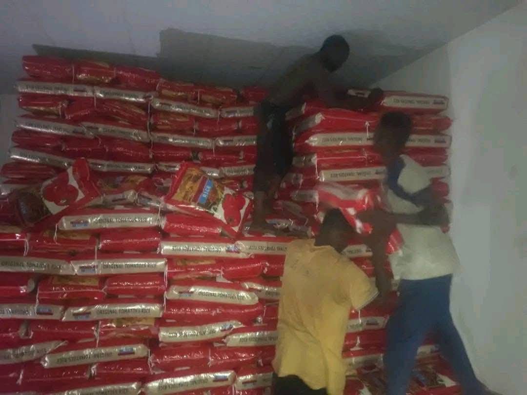 GASHASHCOLLECT2's tweet image. AIKI AIKI AIKI KOMAI DARE !!!
Bayan takin zamani harda Buhunhunan Shinkafa mota mota
Dama Hausawa sukace gayawa mai zuciya biki ba mai dukiya ba, tabbas Oga kacika Gwarzo 💪💪💪 abin Alfaharin duk wani dan jam'iyyar Apc dake lungu da sako na jihar Kano, dan kana fitar damu