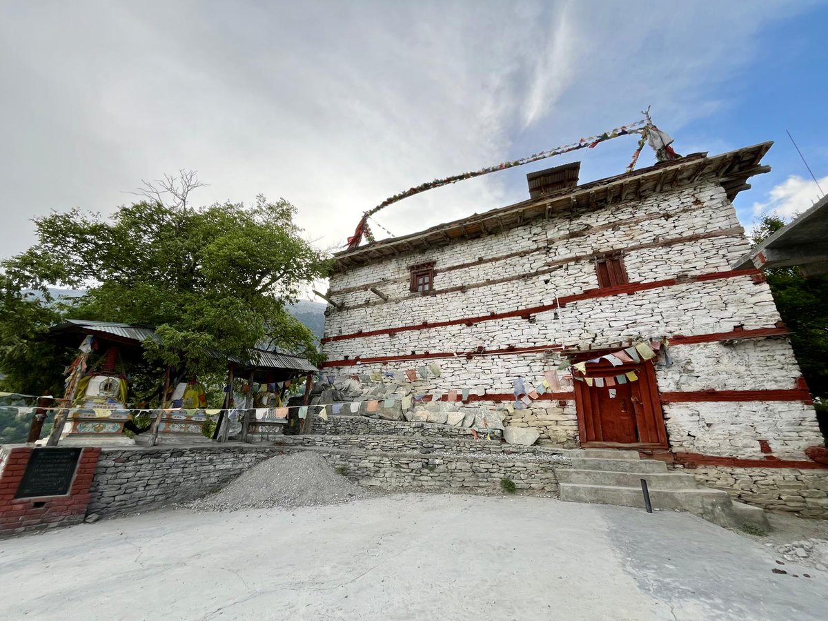 KinnaurSpiti's tweet photo. 1/ Located in Kanam village, this library houses the Kangyur (108 volumes) and Tangyur (225 volumes)—the core texts of Tibetan #Buddhism, one of the oldest Tibetan translations from Sanskrit sources. #HimachalPradesh 🧵 https://t.co/z6kdfwiFV6