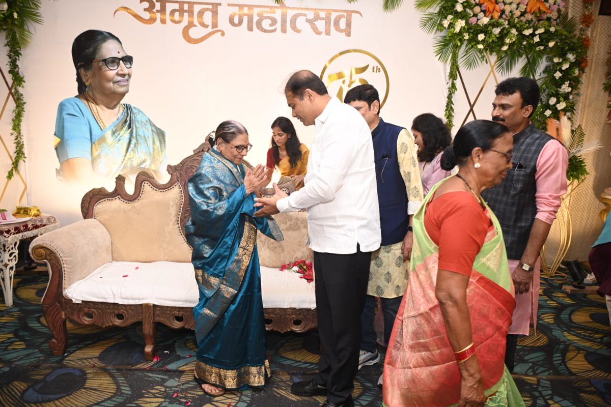 DRPANKAJBHOYAR's tweet image. आज श्रीमती चंदाताई विलासराव मिसाळ यांना त्यांच्या ७५ वर्षांच्या अमृत महोत्सवा निमित्त साभार भेट दिली.
सदैव प्रेरणादायी व्यक्तिमत्त्वाला वंदन!
#AmrutMahotsav #ChandaTaiMisal #जनसेवा #75YearsOfInspiration