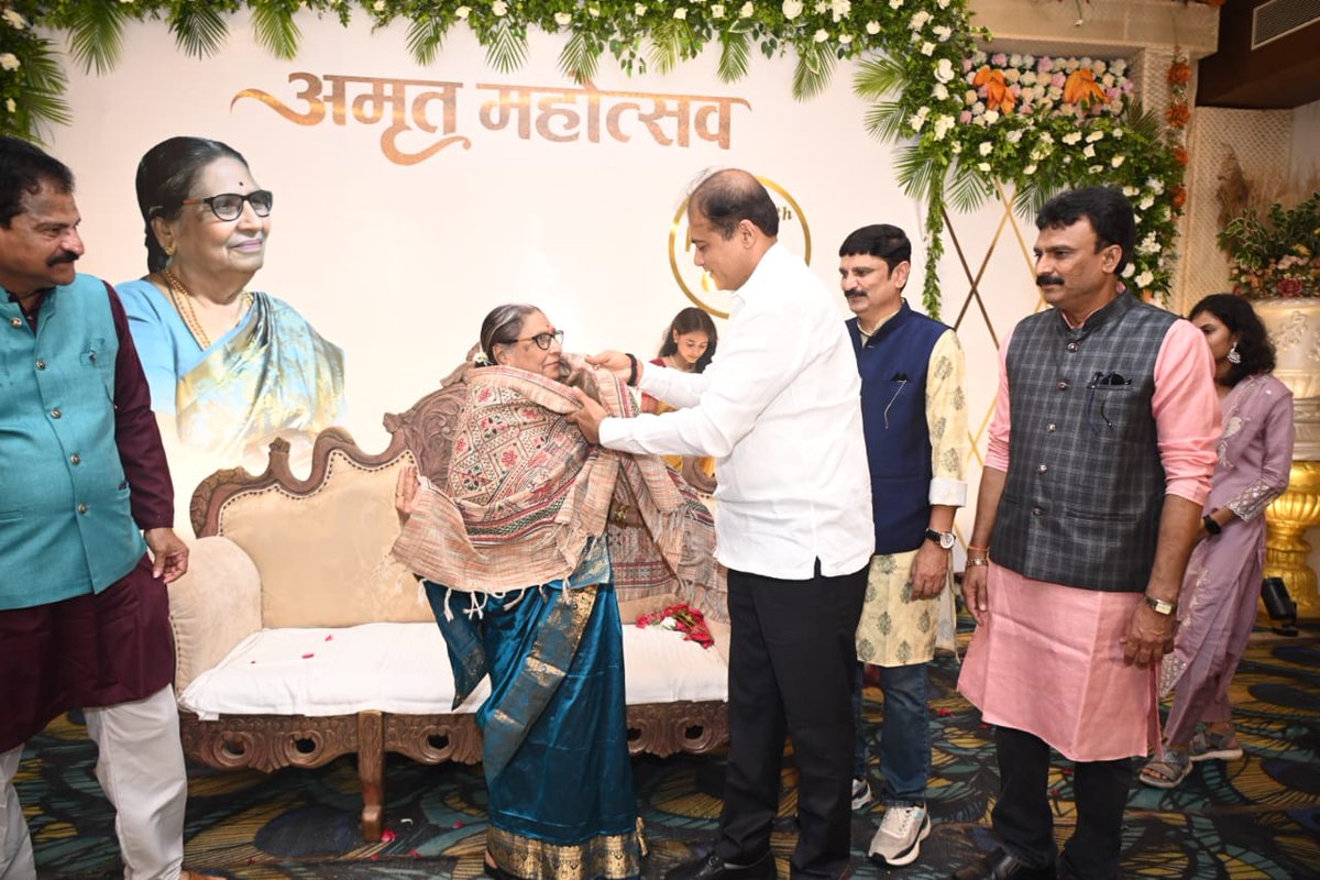 DRPANKAJBHOYAR's tweet image. आज श्रीमती चंदाताई विलासराव मिसाळ यांना त्यांच्या ७५ वर्षांच्या अमृत महोत्सवा निमित्त साभार भेट दिली.
सदैव प्रेरणादायी व्यक्तिमत्त्वाला वंदन!
#AmrutMahotsav #ChandaTaiMisal #जनसेवा #75YearsOfInspiration