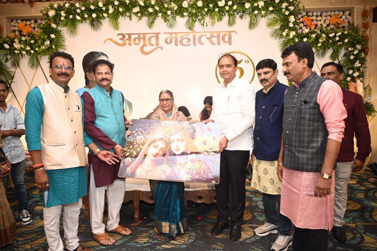 DRPANKAJBHOYAR's tweet image. आज श्रीमती चंदाताई विलासराव मिसाळ यांना त्यांच्या ७५ वर्षांच्या अमृत महोत्सवा निमित्त साभार भेट दिली.
सदैव प्रेरणादायी व्यक्तिमत्त्वाला वंदन!
#AmrutMahotsav #ChandaTaiMisal #जनसेवा #75YearsOfInspiration