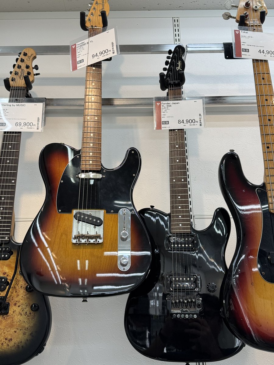 devsdontmiss's tweet image. Les Pauls and Fenders. 

Study second hand shops in Japan.