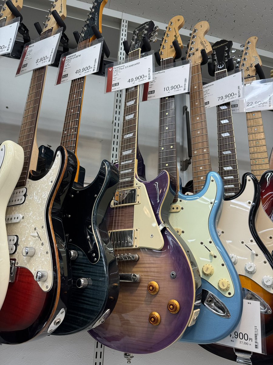 devsdontmiss's tweet image. Les Pauls and Fenders. 

Study second hand shops in Japan.