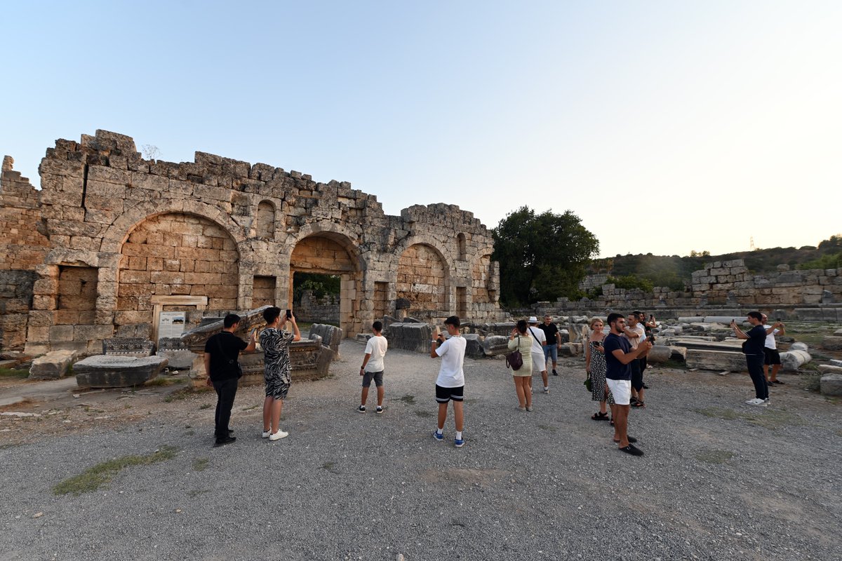 🌟 Antalya bir kez daha tarih yazdı! 🌟

Ve bu kez tüm zamanların en yüksek günlük giriş rekorunu kırarak… 🇹🇷

26 Temmuz Cumartesi günü, 104.359 yabancı ziyaretçiyle Antalya’ya şimdiye kadarki en yüksek günlük giriş gerçekleşti.

🌞 Temmuz ayı henüz bitmeden 2.3 milyona yakın