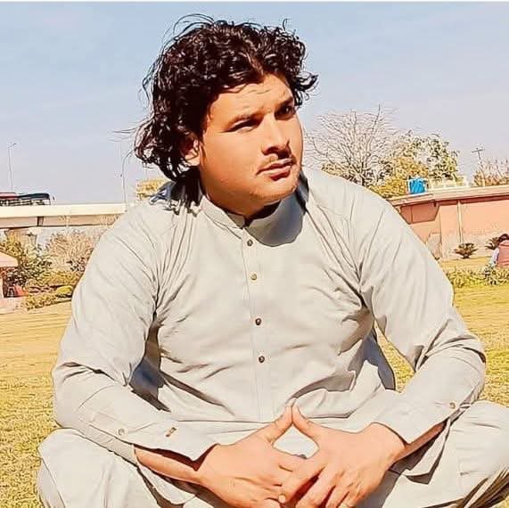 Alisha Malik (@alishaawan02) on Twitter photo تیراہ میں احتجاج کرتے ہوئے 7 لوگ فوج نے شہید کردیے ہیں۔ لاتعداد لوگ زخمی ہیں۔ 
عمران خان کا جو حکم ڈرون حملوں پر تھا وہی یہاں لاگو ہوتا ہے۔ 
یہ جوان بھی شہید ہو گیا۔۔۔!!
#قدم_بڑھاؤ_تحریک_چلاؤ تیراہ میں احتجاج کرتے ہوئے 7 لوگ فوج نے شہید کردیے ہیں۔ لاتعداد لوگ زخمی ہیں۔ 
عمران خان کا جو حکم ڈرون حملوں پر تھا وہی یہاں لاگو ہوتا ہے۔ 
یہ جوان بھی شہید ہو گیا۔۔۔!!
#قدم_بڑھاؤ_تحریک_چلاؤ