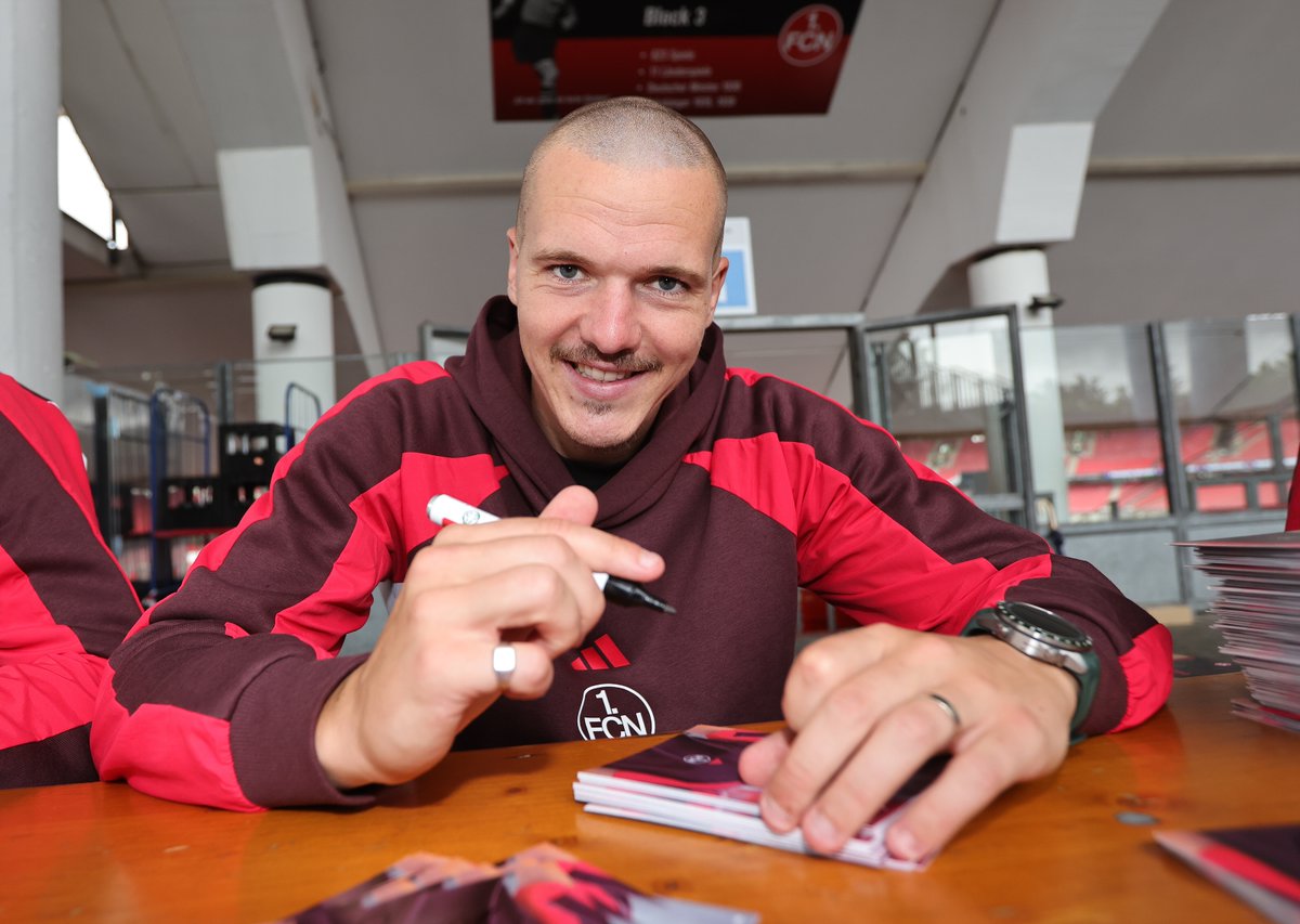 1_fc_nuernberg's tweet image. Gestern bei der großen Autogrammstunde die Finger wund geschrieben - und heute geht's direkt weiter: Nachmittags sind wir bei #DerClubschwärmtaus unterwegs und besuchen über 20 Fanclubs. Wir freuen uns auf euch! 👋
#fcn