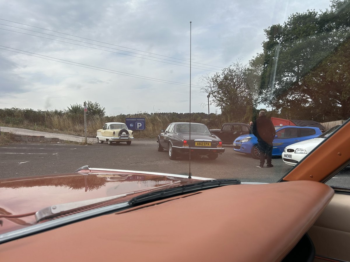 veedubhev's tweet image. 9:15am and queueing up already 😅