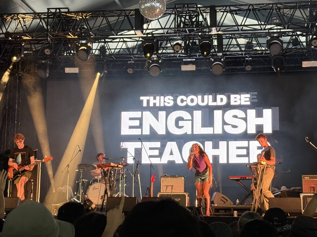 今日はEnglish Teacherから！リリーちゃん、アフロじゃなくなってる😌 #FUJIROCK2025