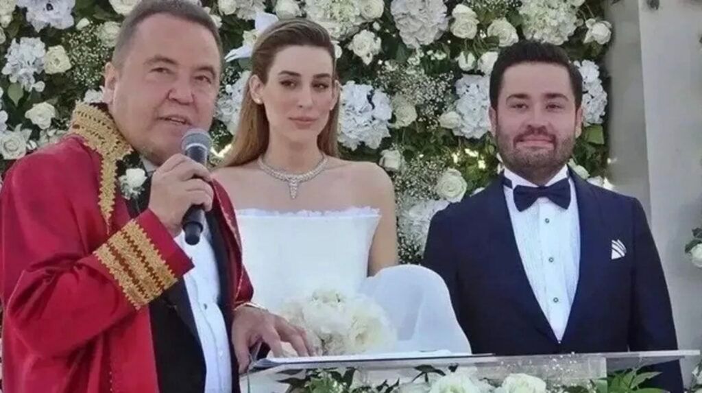 Muhittin Böcek’in gelini gözaltına alındı

velev.news/gundem/muhitti…