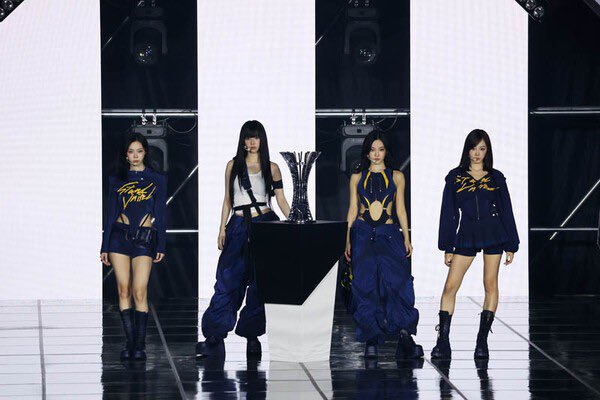 rinafication's tweet image. “best team” and made her blue pants and clocked out of work 😭😭😭😭