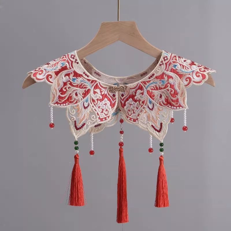 ManusxMachina's tweet image. 唐草と蝶の刺繍付け襟 
manus-machina.com/collections/ne… 
鮮やかな赤地に緻密な金糸や色糸の刺繍がほどこされ、花鳥や唐草模様のような伝統文様が贅沢に広がっています。動きに合わせて軽やかに揺れるパールチェーンは、まるで祝宴の光を受けて煌めくシャンデリアのよう。