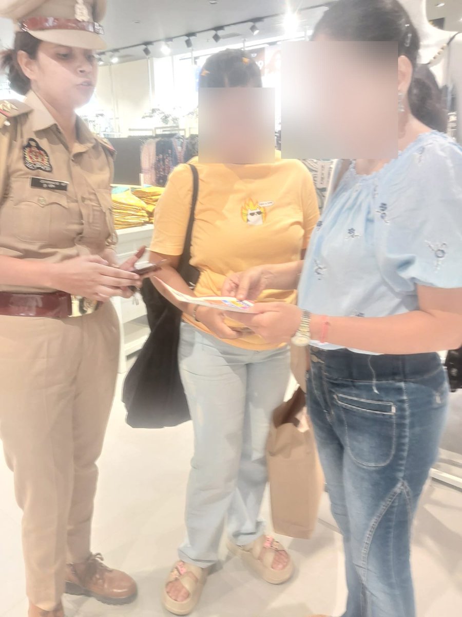 DCPCityAgra's tweet image. .@DCPCityAgra के निर्देशन में #नगर_जोन की एण्टी रोमियों पुलिस टीमों द्वारा #मिशन_शक्ति_अभियान_5 के तहत सार्वजनिक स्थानों/स्कूलों के आसपास भ्रमणशील रहकर महिलाओं एवं बालिकाओं को महिला सुरक्षा/साइबर सुरक्षा संबंधी हेल्पलाइन नंबर की जानकारी देकर जागरूक किया गया।
#MissionShakti5