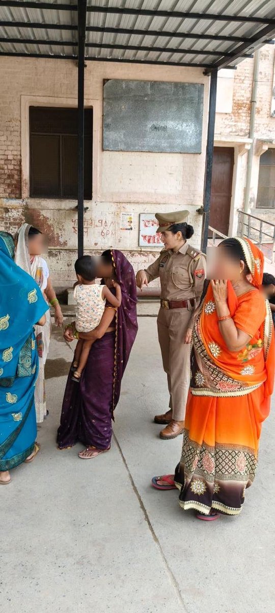 DCPCityAgra's tweet image. .@DCPCityAgra के निर्देशन में #नगर_जोन की एण्टी रोमियों पुलिस टीमों द्वारा #मिशन_शक्ति_अभियान_5 के तहत सार्वजनिक स्थानों/स्कूलों के आसपास भ्रमणशील रहकर महिलाओं एवं बालिकाओं को महिला सुरक्षा/साइबर सुरक्षा संबंधी हेल्पलाइन नंबर की जानकारी देकर जागरूक किया गया।
#MissionShakti5
