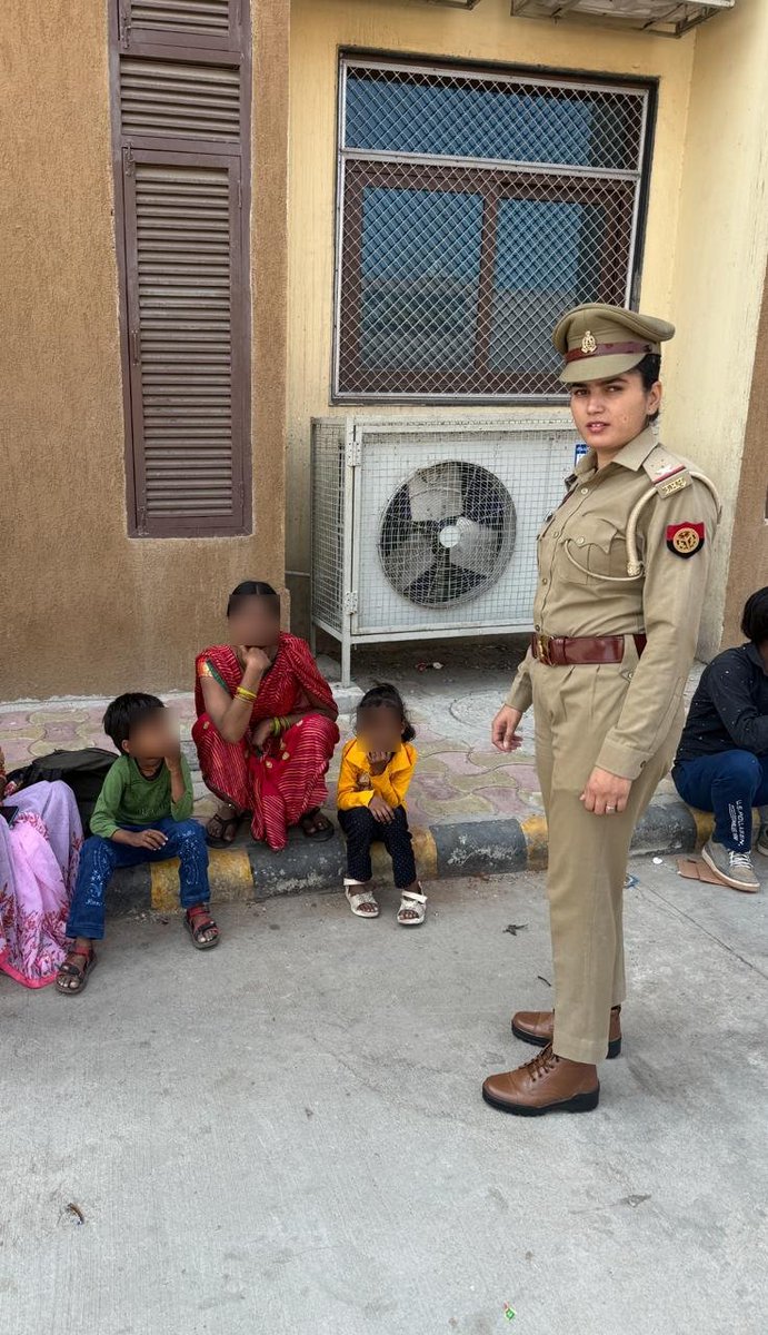 DCPCityAgra's tweet image. .@DCPCityAgra के निर्देशन में #नगर_जोन की एण्टी रोमियों पुलिस टीमों द्वारा #मिशन_शक्ति_अभियान_5 के तहत सार्वजनिक स्थानों/स्कूलों के आसपास भ्रमणशील रहकर महिलाओं एवं बालिकाओं को महिला सुरक्षा/साइबर सुरक्षा संबंधी हेल्पलाइन नंबर की जानकारी देकर जागरूक किया गया।
#MissionShakti5