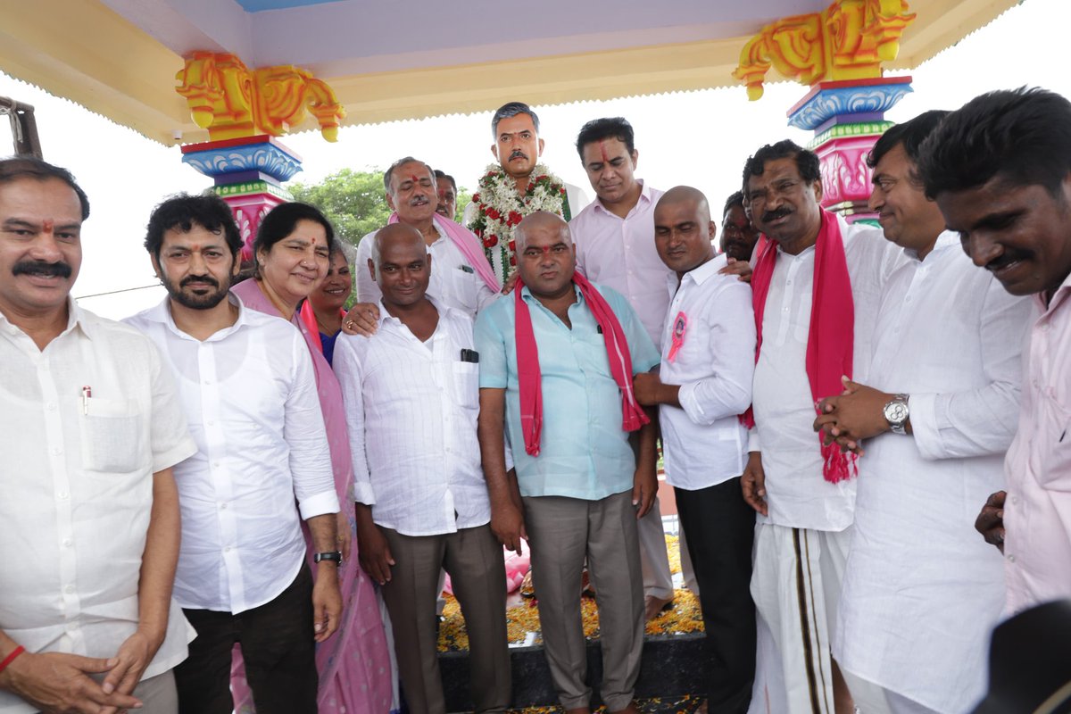 మాజీ మంత్రివర్యులు సిరిసిల్ల శాసనసభ్యులు కల్వకుంట్ల తారక రామారావు గారి ఉమ్మడి వరంగల్ పర్యటనలో భాగంగా పలు కార్యక్రమాలలో వారితో పాటు పాల్గొన్న మాజీ చీఫ్ విప్, హన్మకొండ జిల్లా బిఆర్ఎస్ పార్టీ అధ్యక్షులు దాస్యం వినయ్ భాస్కర్ గారు..
<a href="/BRSparty/">BRS Party</a> <a href="/KTRBRS/">KTR</a>
