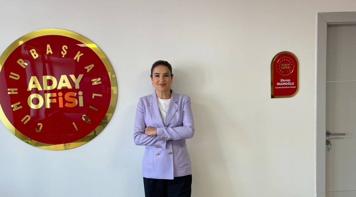 Cumhurbaşkanlığı Aday Ofis’imizde en sevdiğim Ekrem Başkan fotoğrafı;

“Umut Dolu Türkiye İçin” başlıklı… 

Fotoğrafta neşe var. Umut var. Samimiyet var. Mutluluk var. 

Özlediğimiz şeyler! 

En kısa zamanda Başkanımızın ismi olan odada çalışmalarına başlaması dileğiyle!