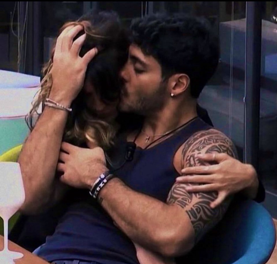 liaciervo's tweet image. "Non bisogno di altro, se ho te accanto"...
Oggi più che mai queste parole hanno una risonanza immensa...
#heleners #helevier #javi7 @helenaprestes @Javi7Martinez7