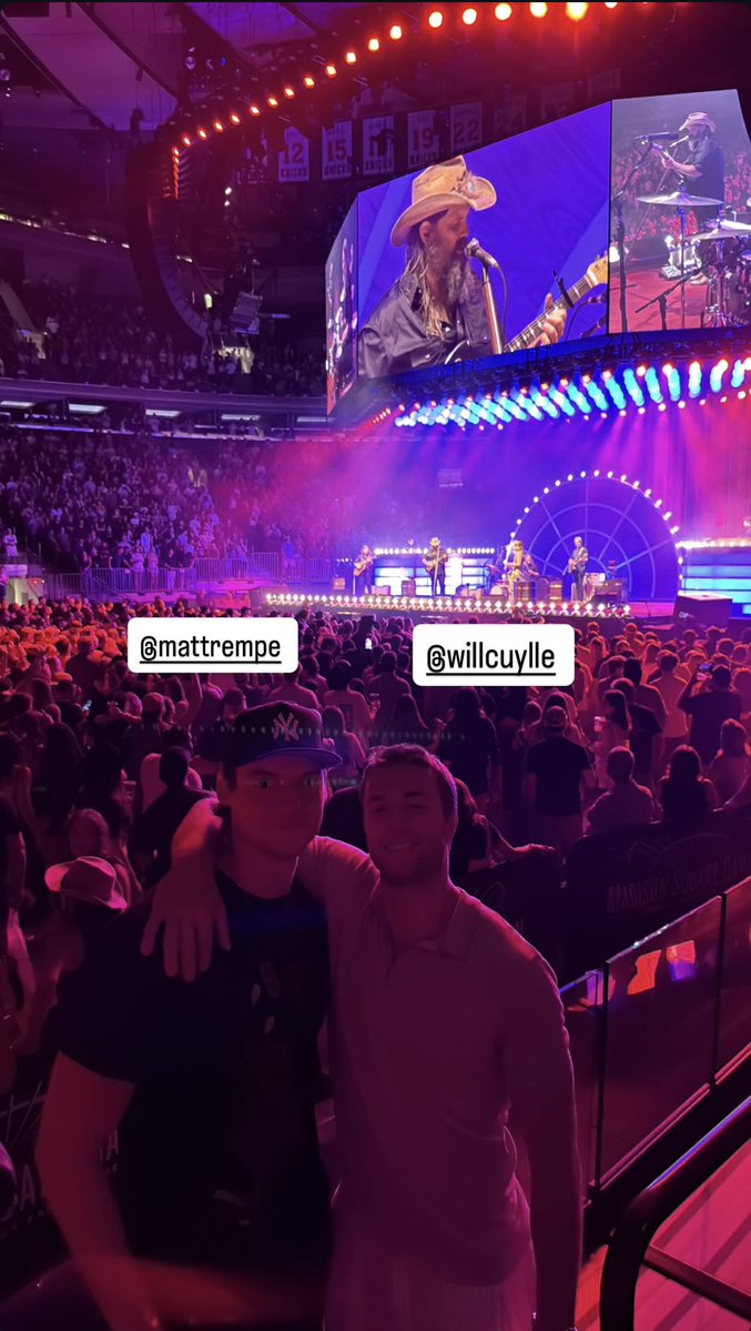 Jenny_ORegan's tweet image. Matt Rempe and Will Cuylle enjoying Chris Stapleton at MSG last night.
#NYR
(H/T: tophgenaro, IG)